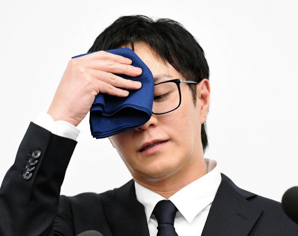 　額の汗を拭うＡＡＡの浦田直也容疑者＝都内