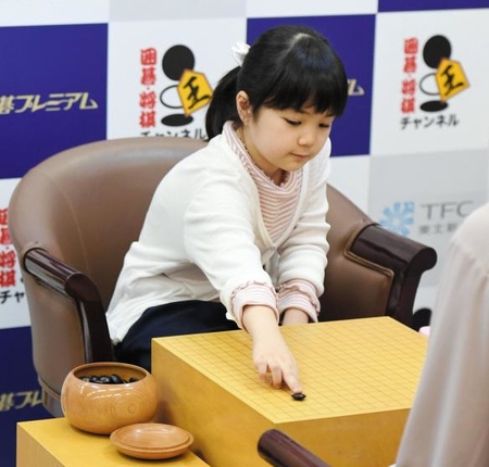 　初手を指す仲邑菫初段