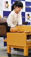 感想戦を行う仲邑菫初段＝日本棋院関西総本部（撮影・高石航平）