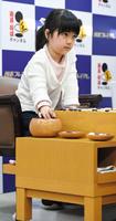 感想戦を行う仲邑菫＝日本棋院関西総本部（撮影・高石航平）