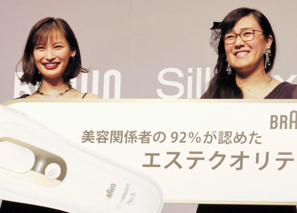 　会見した大政絢（左）と白鳥久美子