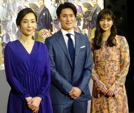試写会後、取材に応じた稲森いずみ、中村隼人、新川結愛（左から）