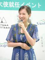 笑顔でウズベキスタン共和国の思い出を語る前田敦子＝東京・カシヤマダイカンヤマ（撮影・金田祐二）