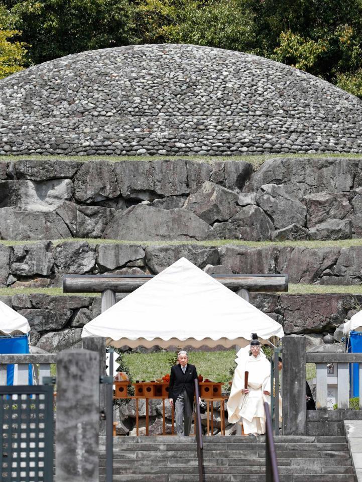 　退位を報告するため、昭和天皇が埋葬されている武蔵野陵を参拝された天皇陛下＝東京都八王子市