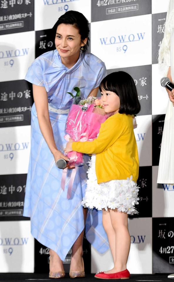 　サプライズゲストで子役の松本笑花（右）から花束を受け取りほほ笑む柴咲コウ（撮影・開出牧）