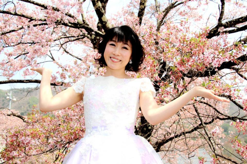 　新曲の舞台である桜の名所を訪れた水森かおり＝長野・伊那市の高遠城址公園