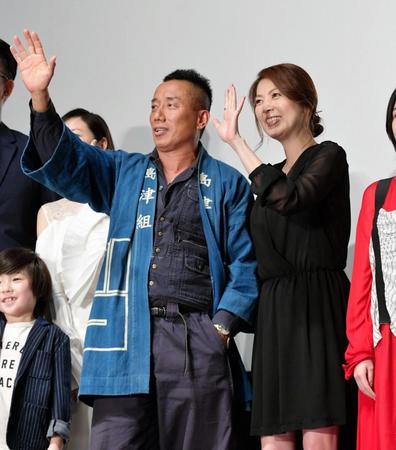 夫婦役を演じる長渕剛（左）と飯島直子＝東京都江東区のスナイテッド・シネマ豊洲（撮影・出月俊成）