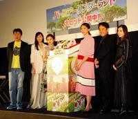 　初日舞台あいさつに登場した（左から）原恵一監督、麻生久美子、松岡茉優、杏、市村正親、ｍｉｌｅｔ＝東京・新宿ピカデリー
