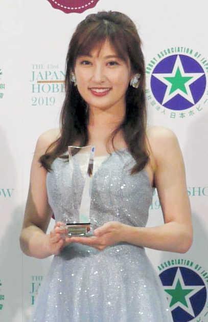 　受賞盾を持つ熊田曜子＝東京ビッグサイト