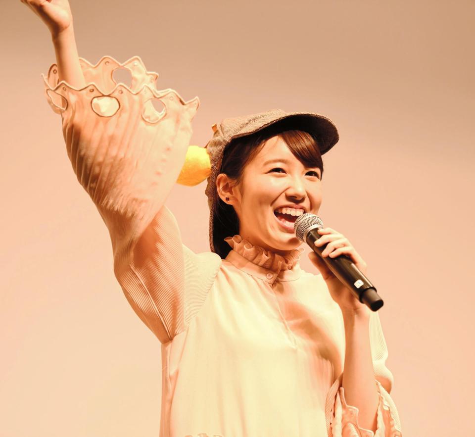 　クイズに正解し喜ぶ飯豊まりえ＝大阪商工会議所（撮影・高石航平）