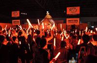 ヲタ芸をするファンの前で熱唱する小林幸子＝幕張メッセ（撮影・出月俊成）