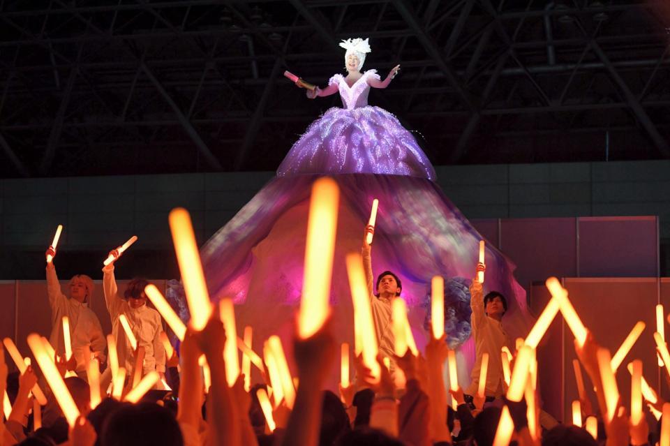 ヲタ芸をするファンの前で熱唱する小林幸子＝幕張メッセ（撮影・出月俊成）