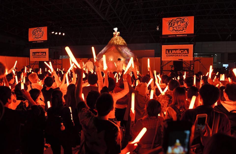 ヲタ芸をするファンの前で熱唱する小林幸子＝幕張メッセ（撮影・出月俊成）