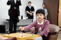 対局に臨んだ仲邑菫初段＝大阪市の日本棋院関西総本部