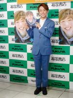 ５年ぶりの写真集「ＶＡＲＩＯＵＳ」の発売記念イベントを行った元木聖也＝東京・福家書店新宿サブナード店