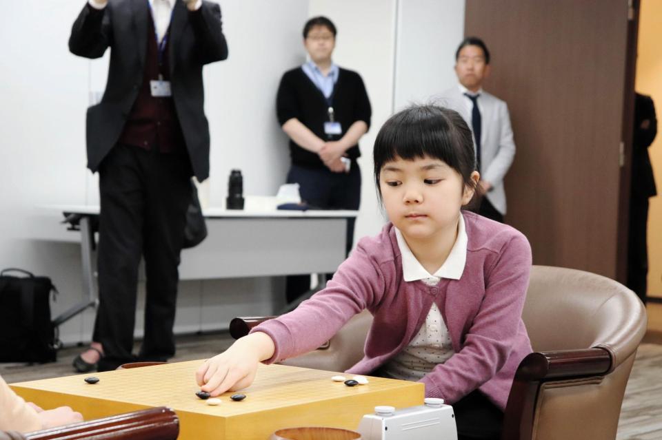 　対局に臨む仲邑菫初段＝大阪市の日本棋院関西総本部