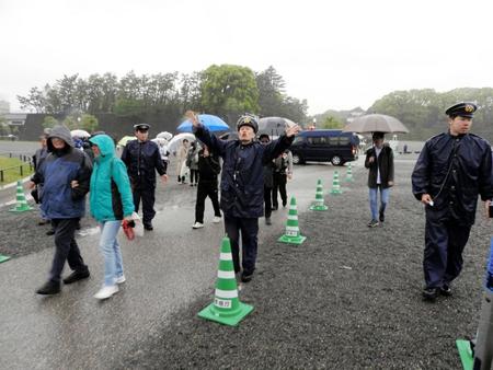 　１８時、皇居前広場が立ち入り規制され、多くの警察官が追い出し作業にあたっていた