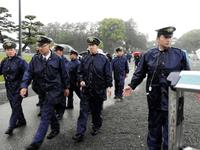 　１８時、皇居前広場が立ち入り規制され、多くの警察官が追い出し作業にあたっていた