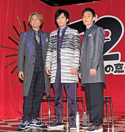 　「７・２　新しい別の窓」の囲み取材に応じた（左から）香取慎吾、稲垣吾郎、草なぎ剛＝東京都江東区の新木場スタジオコースト（撮影・中田匡峻）