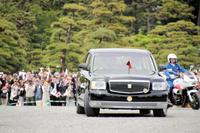 皇居前広場に集まった人々に手を振りながら車で出発される天皇陛下＝東京・二重橋