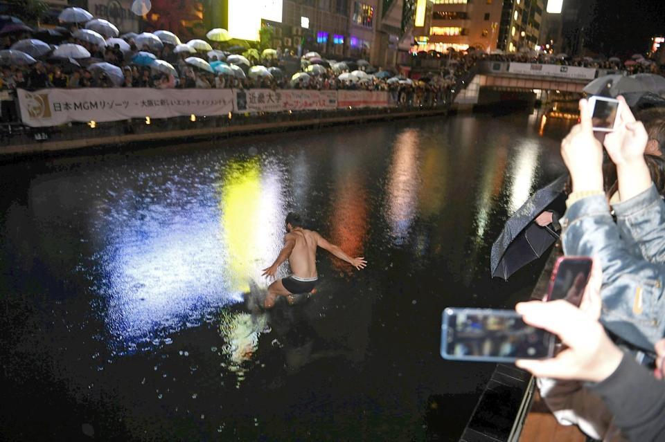 　元号が令和になり道頓堀に飛び込む人