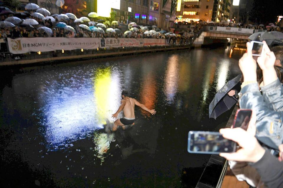 　道頓堀川に飛び込む人も＝大阪市中央区（撮影・山口登）