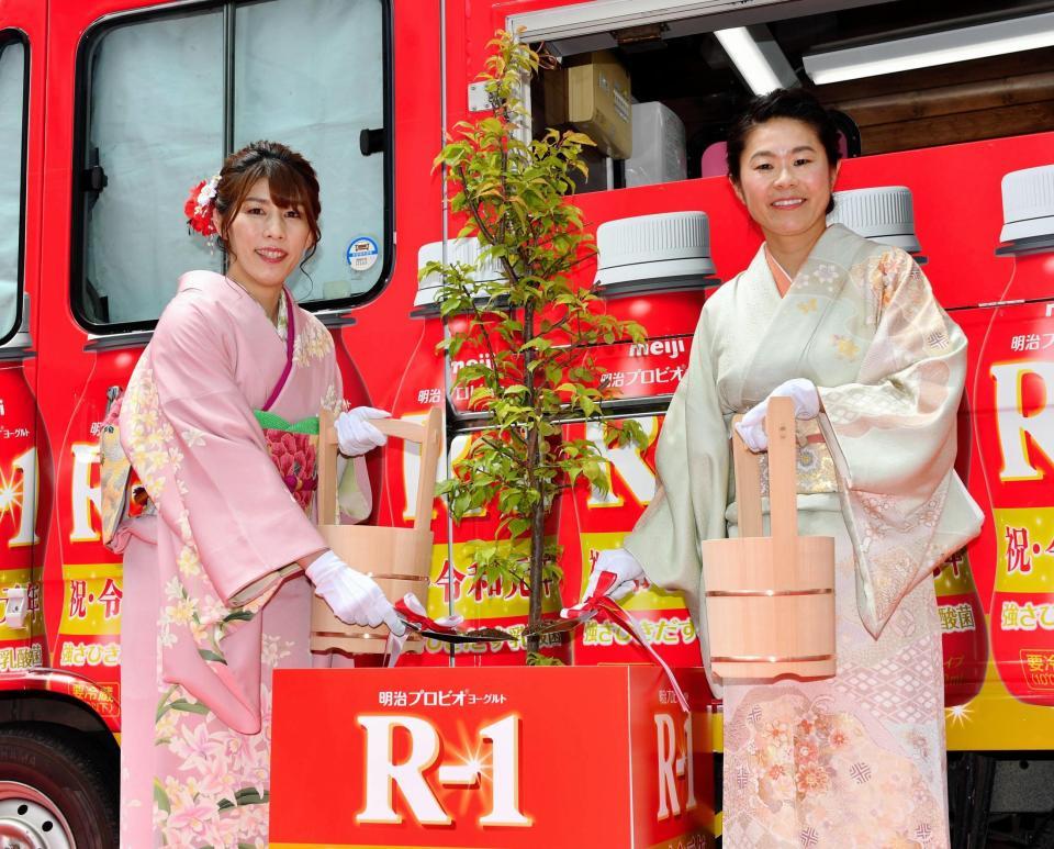 梅の木を植樹する吉田沙保里（左）と澤穂希＝東京・渋谷１０９（撮影・西岡正）