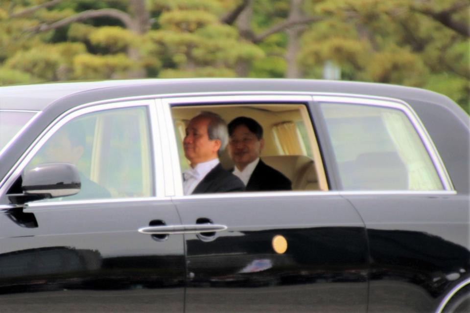 即位後朝見の儀を終えて車で出発される天皇陛下＝東京・二重橋