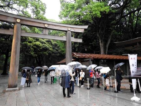 　「令和」の御朱印を求める長蛇の列が作られた＝東京・明治神宮