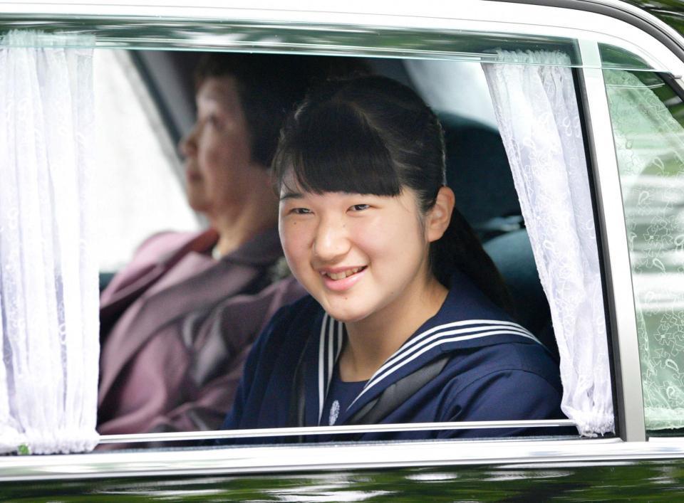 　赤坂御所を出て皇居に向かう愛子さま＝東京・元赤坂