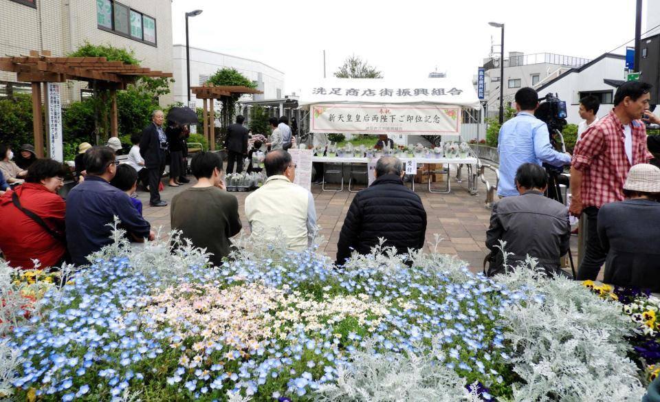 　限定１００個のバラ求め、小さな広場に大勢が集結＝東京・洗足駅前ふれあい広場