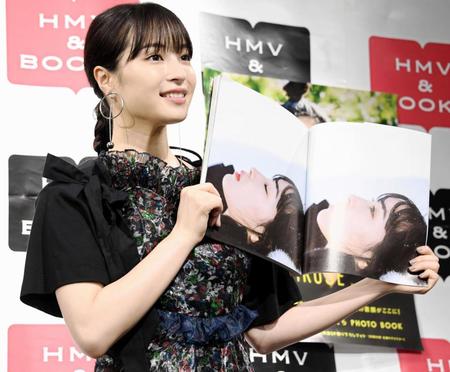 お気に入りの写真を披露する広瀬すず＝ＨＭＶ＆ＢＯＯＫＳ　ＳＨＩＢＵＹＡ（撮影・棚橋慶太）