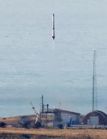 打ち上げられるインターステラテクノロジズの小型ロケットＭＯＭＯ３号機。民間主導では初めて宇宙空間に到達した＝４日午前、北海道大樹町