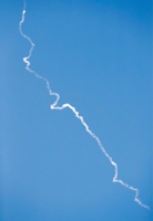 打ち上げられるインターステラテクノロジズの小型ロケットＭＯＭＯ３号機が残した白煙＝４日午前、北海道大樹町