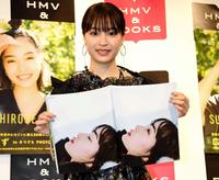 お気に入りの写真を披露する広瀬すず＝ＨＭＶ＆ＢＯＯＫＳ　ＳＨＩＢＵＹＡ（撮影・棚橋慶太）