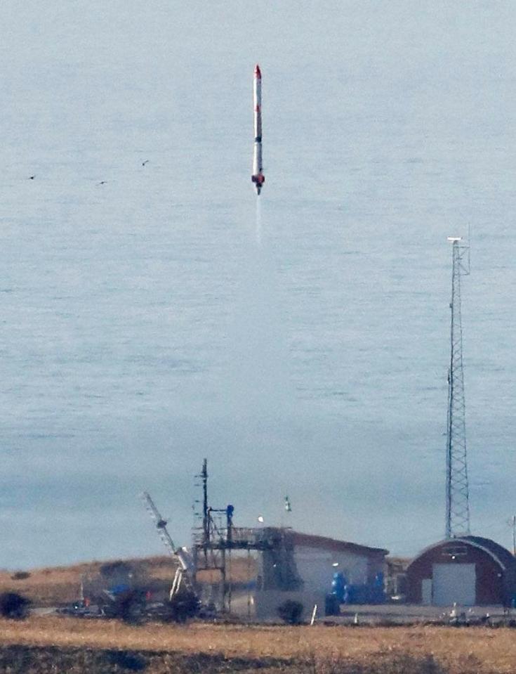 打ち上げられるインターステラテクノロジズの小型ロケットＭＯＭＯ３号機。民間主導では初めて宇宙空間に到達した＝４日午前、北海道大樹町
