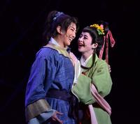 梅田芸術劇場で現・次期星組トップがそろい踏み 紅ゆずると礼真琴が
