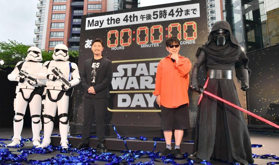 　キャラクターに挟まれ笑顔のＭＡＫＩＤＡＩ（中央左）とｍ－ｆｌｏのＴａｋｕ　Ｔａｋａｈａｓｈｉ（中央右）＝撮影・園田高夫