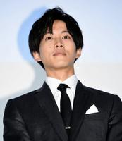 舞台あいさつに登場した松坂桃李＝都内