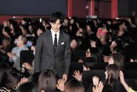 客席後方から登場し笑顔を見せる松坂桃李＝都内