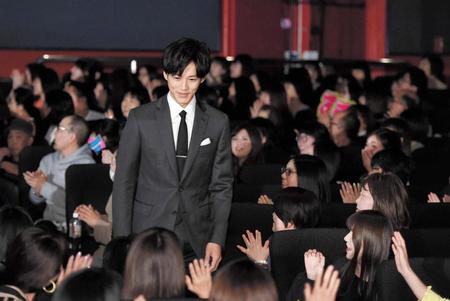 　客席後方から登場した松坂桃李