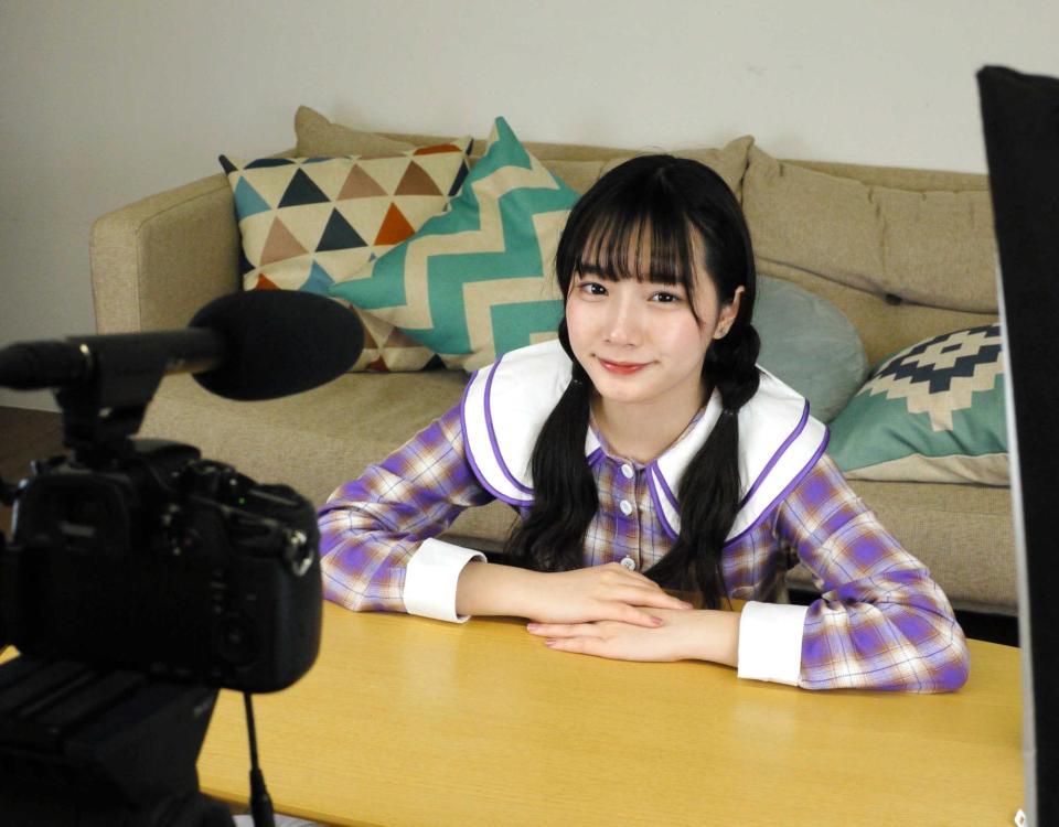 撮影の合間に笑顔を見せる兎遊　