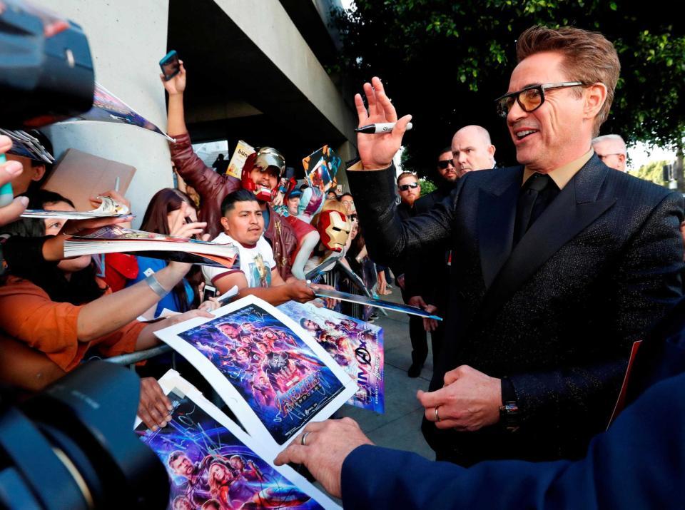 ４月２２日の公開イベントでファンにあいさつするロバート・ダウニー・Ｊｒ．（ロイター＝共同）　