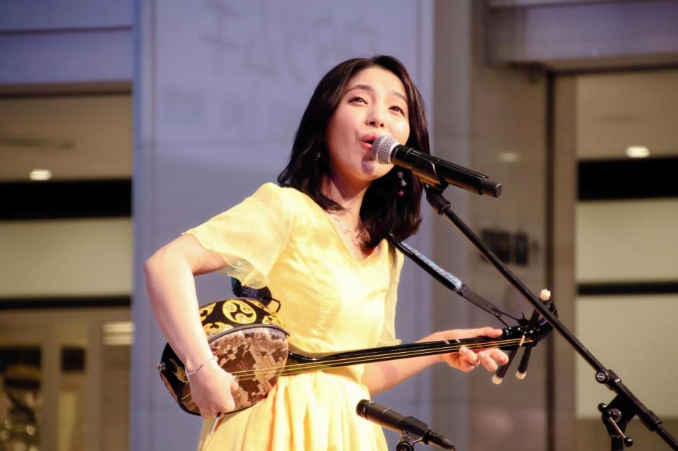 三線をかき鳴らしながら歌う城南海＝東京・池袋