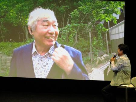 テレ東系「太川蛭子の旅バラ」の新企画発表会見でロケ先の蛭子能収に呼びかける太川陽介＝東京・六本木のテレビ東京