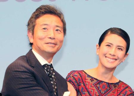 　楠本修二郎氏（左）と長谷川理恵