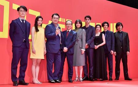 ワールドプレミアで勢ぞろいした（左から）田中亮監督、織田梨沙、小手伸也、小日向文世、長澤まさみ、東出昌大、竹内結子、三浦春馬、江口洋介