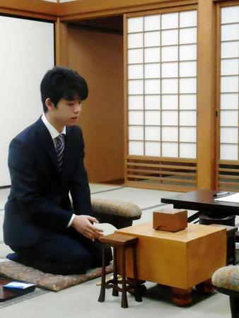 令和初対局に挑む藤井聡太七段＝大阪・関西将棋会館