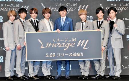 　大先輩の東山紀之（左から５人目）と初共演した「７ＭＥＮ侍」の（左から）今野大輝、五十嵐玲央、佐々木大光、本高克樹、（右から）矢花黎、菅田琳寧、中村嶺亜＝東京・三越前