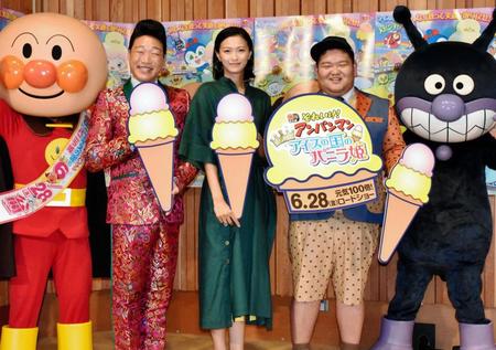 　公開アフレコを行った（左から）ＡＮＺＥＮ漫才・みやぞん、榮倉奈々、ＡＮＺＥＮ漫才・あらぽん＝東京・ＡＰＵスタジオ